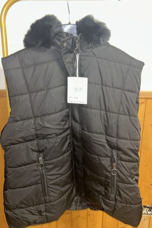 Chaleco corto negro, capucha de pelito desmontable