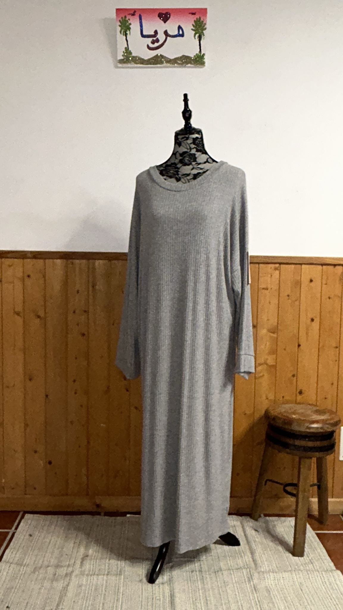 Vestido gris de punto canalé con puño cuello redondo abrigadito