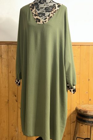 Vestido crep con adornos en animal print