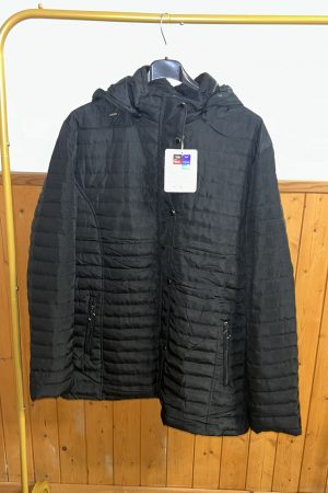 Chaquetón negro con elástico en los laterales capucha desmontable